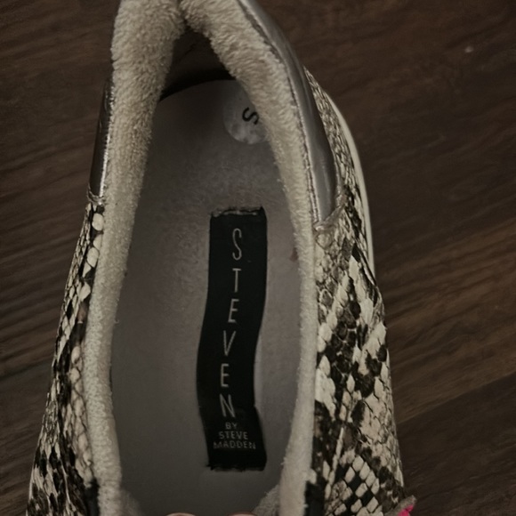 Steve Madden All Star Sneakers in snakeskin & hot pink - Size 9. - Picture 6 of 6